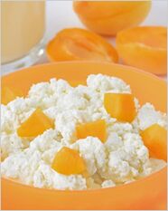 Cottage cheese with fruit Diet dish for the lazy